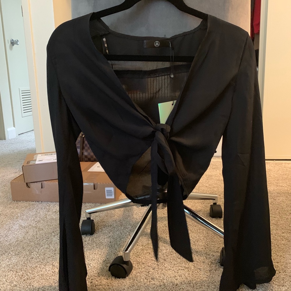 🔥Cute crop top! With accessories on the back